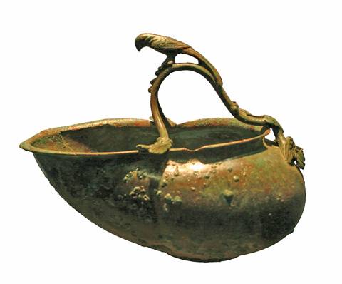 Vase en bronze en forme de coquille.