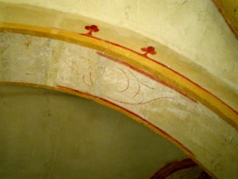 Décor peint à motif de trèfles sur l'arc triomphal, côté choeur.