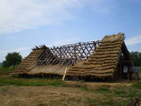 La maison néolithique de l'expéridrome.