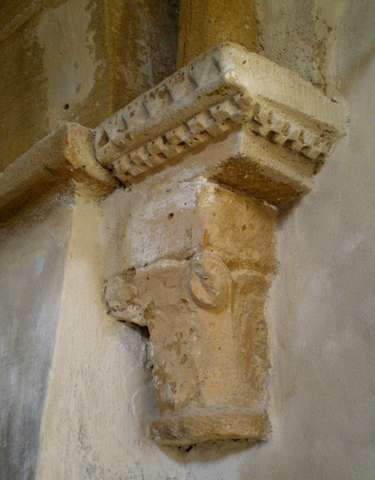 La console nord-ouest et le chapiteau de la colonnette.