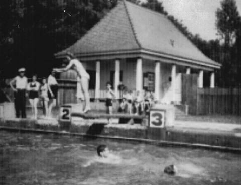 Le bâtiment de la piscine, nommé Chalet par les Américains.