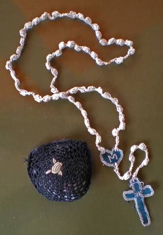 Le chapelet et son étui fabriqués par Mme Klinger.
