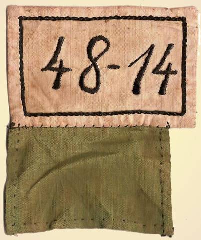 Le matricule de Mme Klinger et son carreau de tissu vert.