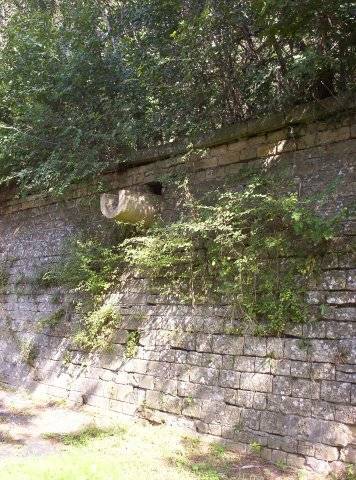 Déversoir du mur d'enceinte de la citadelle de Bellecroix à Metz.
