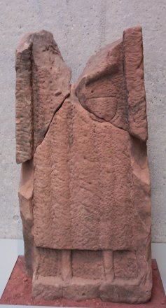 Stèle funéraire inachevée. Grès. Ie-IIe s. Saint-Quirin, Croix-Guillaume, nécropole.