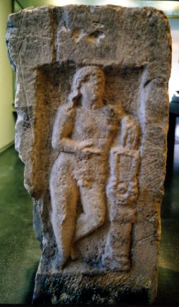 Stèle à quatre dieux. Grès. Apollon. Schalbach, Butzel.