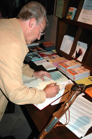 Signature du livre d'or du pèlerinage de 2004.