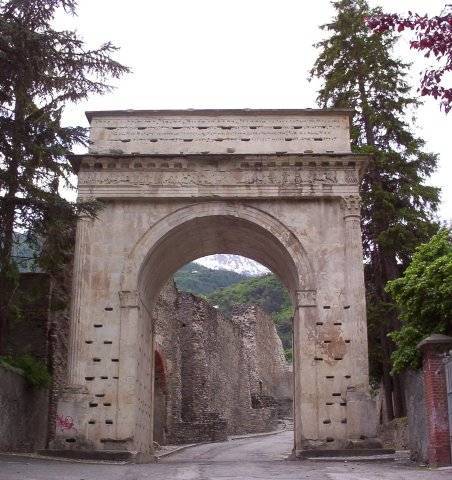 L'Arc d'Auguste (face sud), © M. Heilig L'Arc d'Auguste (face sud).
