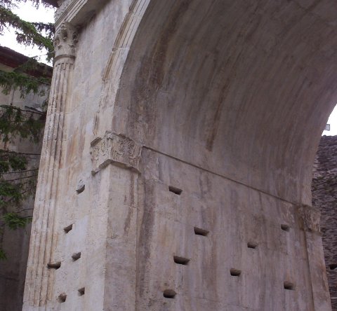 L'Arc d'Auguste (face nord). Détails du pilastre de l'arche et de la colonne engagée. © M. Heilig L'Arc d'Auguste (face nord).