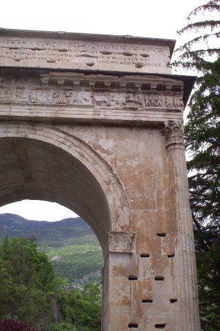 L'Arc d'Auguste (face nord). Détail de la partie droite © M. Heilig L'Arc d'Auguste (face nord).