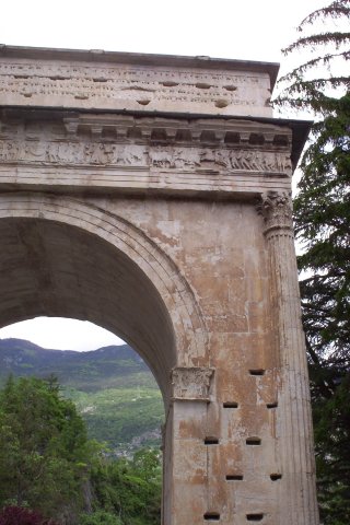 L'Arc d'Auguste (face nord).