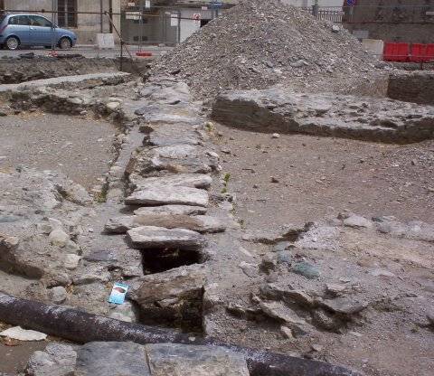 Vestiges de canalisation sur le forum, © M. Heilig Vestiges de canalisation sur le forum.