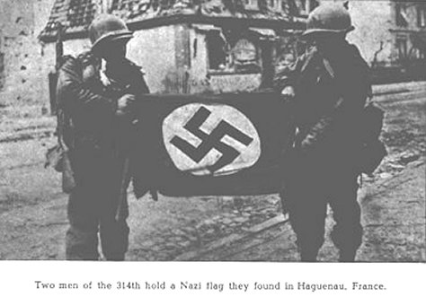 Deux soldats américains tiennent un drapeau nazi.