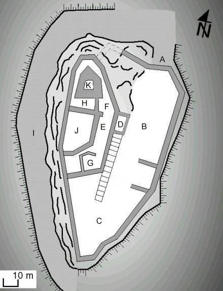 Légende du croquis : A : porte d'entréeB : basse courC : 2nde basse courD : tour et porte du châteauE : cour intérieureF : chapelleG : cuisinesH : citerneI : fosséJ : logis seigneurialK : donjon