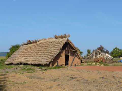 La maison néolithique terminée.