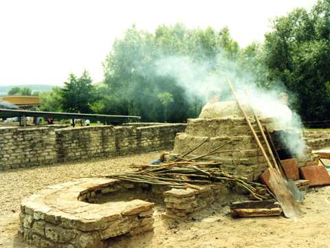 Démonstration de cuisson du pain à Bliesbruck.