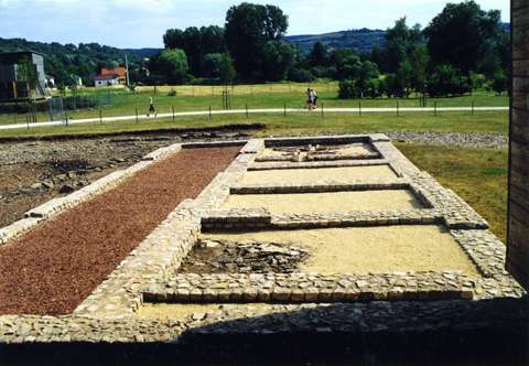 La palestre (à gauche) et les boutiques (à droite) des thermes de Bliesbruck.