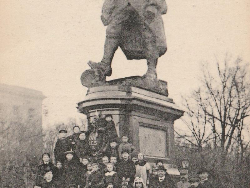 Metz. 8 janvier 1918 (sic). On les a !... Le Poilu à l'Esplanade. Carte postale 1919