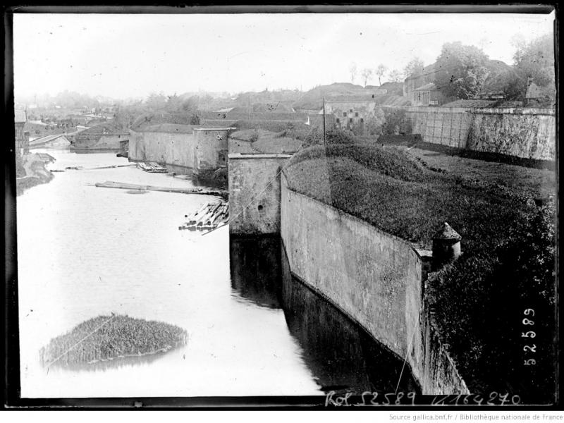 Le rempart de la ville, le long de la Moselle, et celui de la Citadelle (à dr.). Cliché de l'Agence Rol, Bibliothèque Nationale