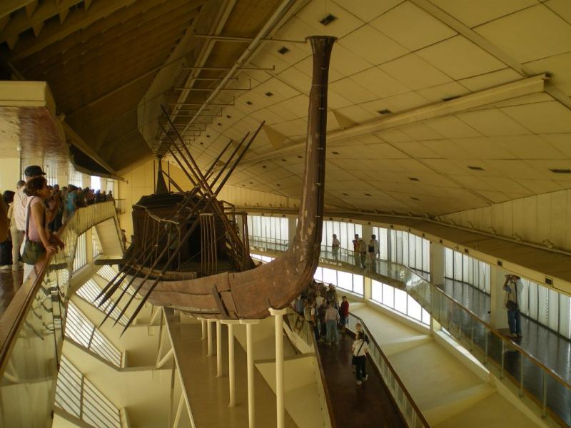 Photo de la poupe de la barque solaire