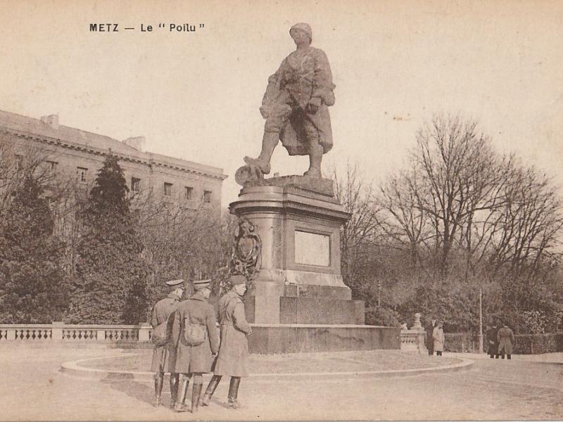 Metz. Le "Poilu" (au dos, le texte manuscrit : La statue du "Poilu" qui a remplacé celle de Guillaume II (sic). Carte postale 1919