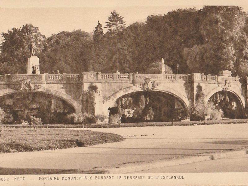 Metz. Fontaine monumentale bordant la terrasse de l'Esplanade. Carte postale après 1922. La statue du Poilu est celle de Hannaux.