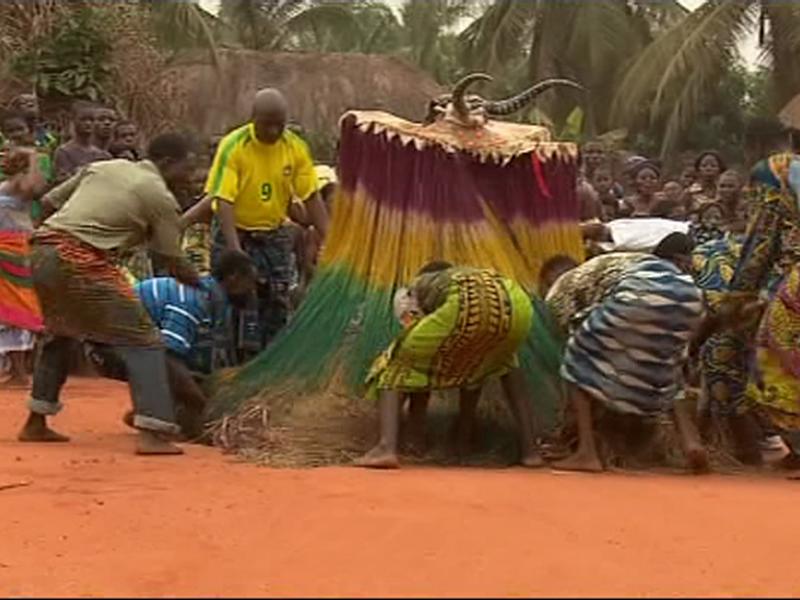 Danse vodou au Bénin. Photo Gaétan Noussouglo www.togocultures.com